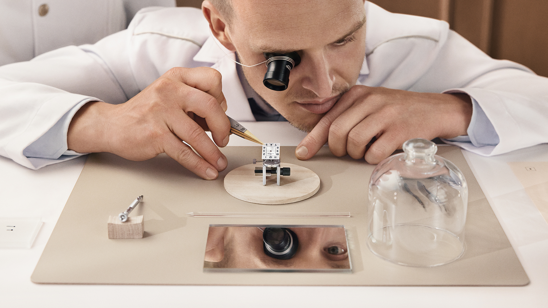 虫眼鏡を通して見ている人