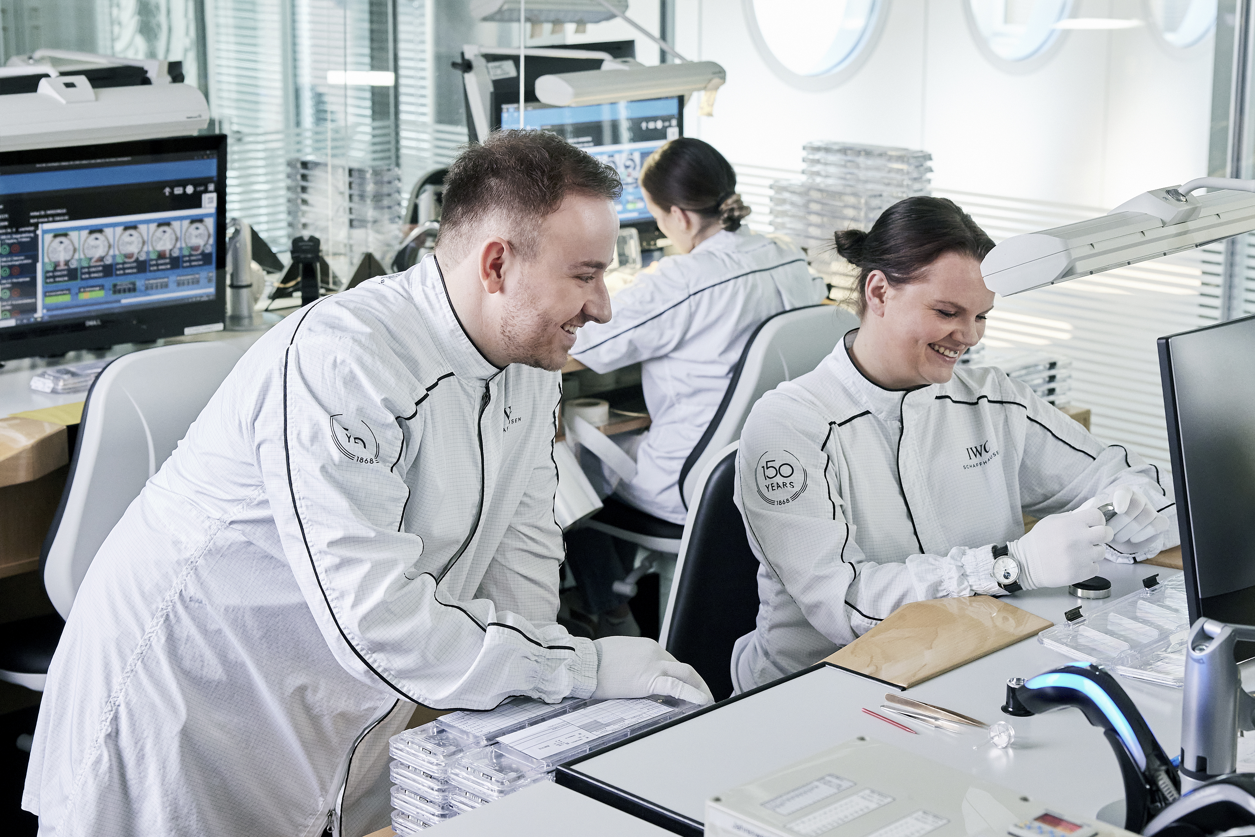 eine Person und eine Person in weißen Kitteln