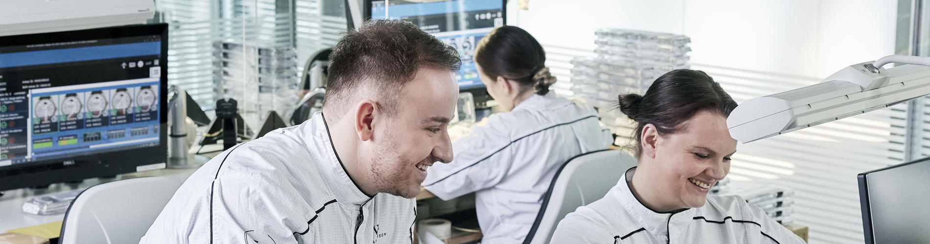 una persona e una persona in camice bianco