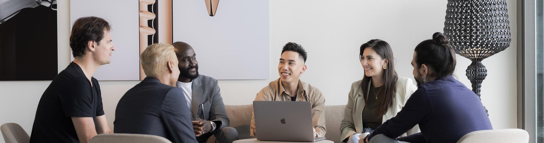 un groupe de personnes assises autour d’une table