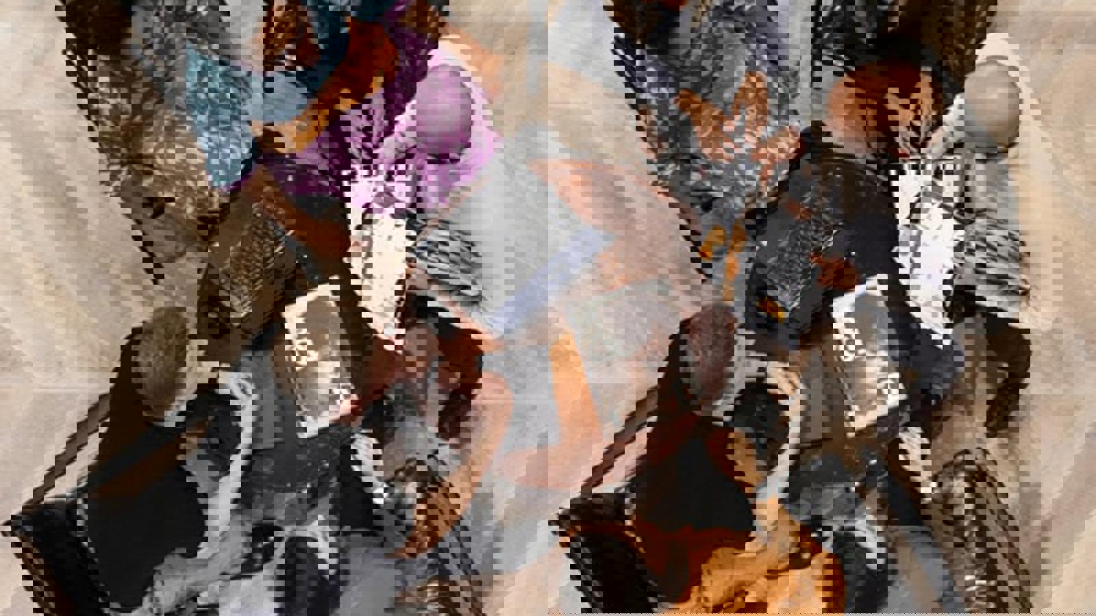 un gruppo di persone sedute attorno a un tavolo