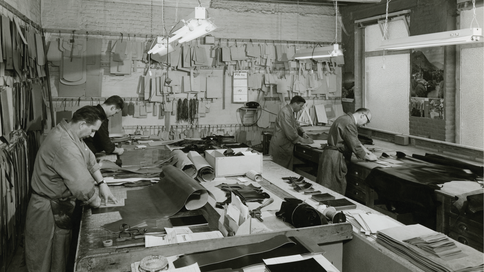 一群在工厂工作的人