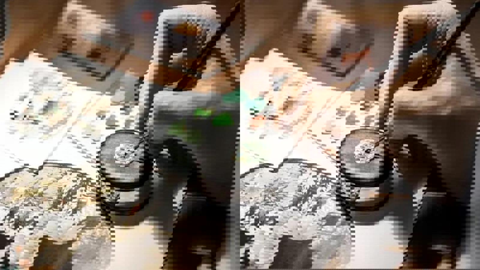 une personne qui peint un tableau