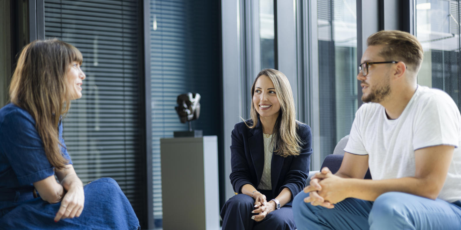 un groupe de personnes assises en cercle