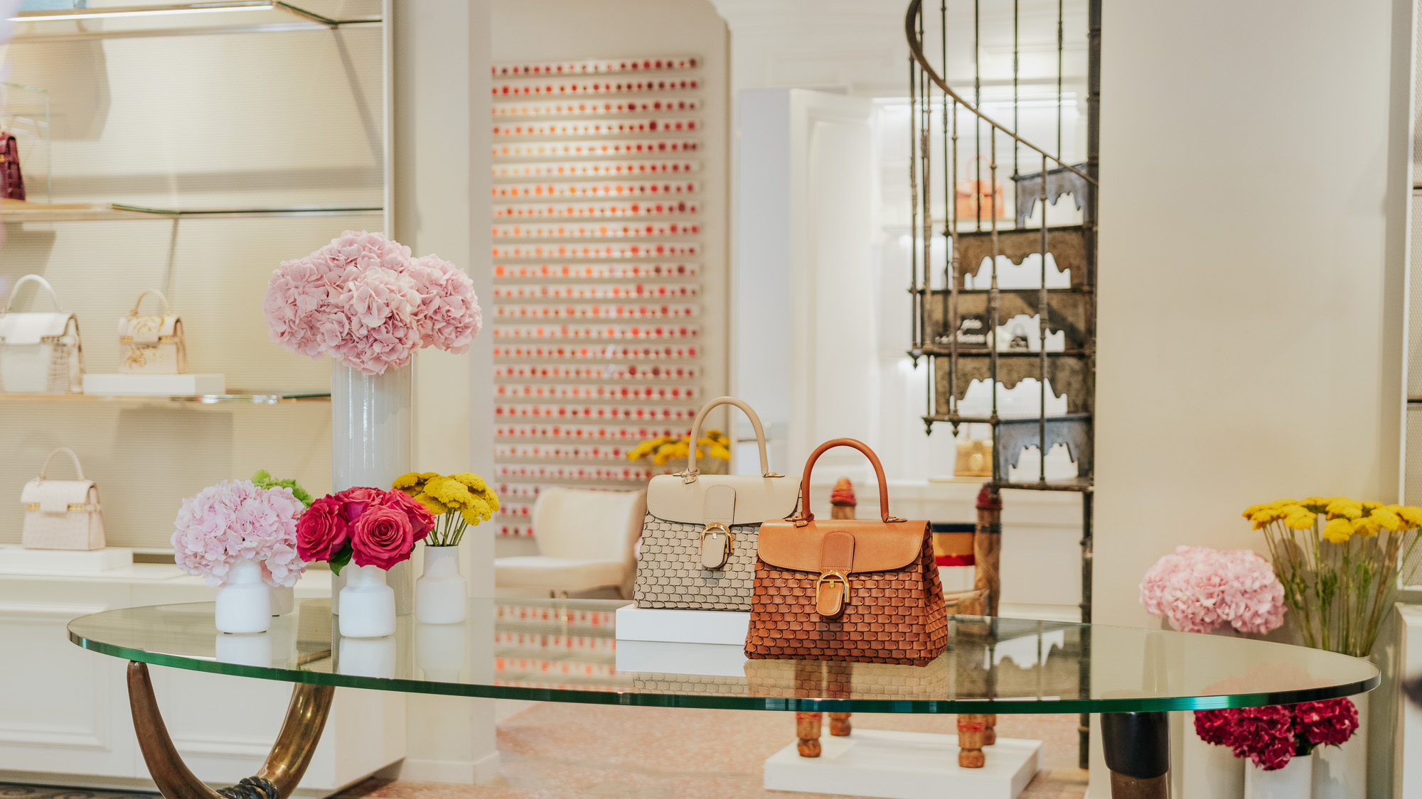 一张玻璃桌，上面放着钱包和鲜花