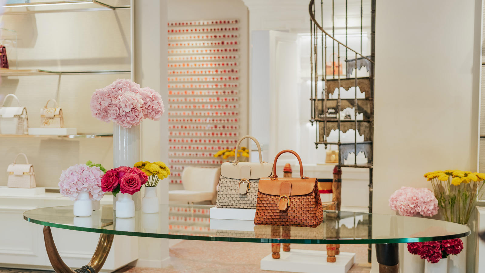 一张玻璃桌,上面放着钱包和鲜花